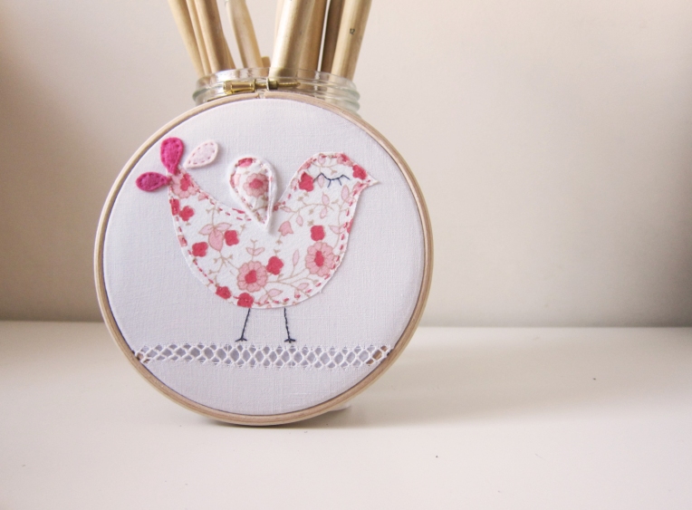 Nursery embroidery hoop : bird in pink flowers 